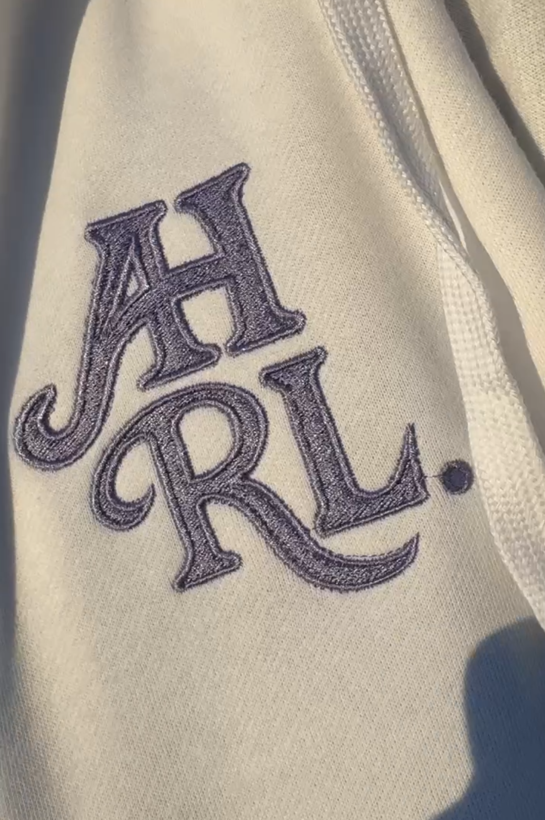 Sudadera Con Cremallera AHRL. Blanca & Lila